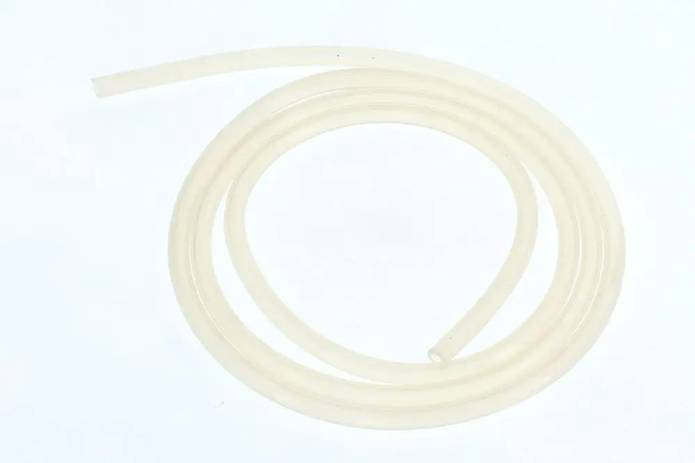 Transparenter Schlauch in spiralförmiger Anordnung, geeignet für verschiedene Anwendungen. Bosch Logo erkennbar auf einem der Schlauchabschnitte.